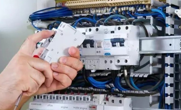 電氣系統中分閘不跳跳總閘的原因與解決方法