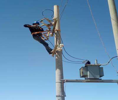 高空作業工作隊真情暖民心 電氣安裝服務延伸溫暖